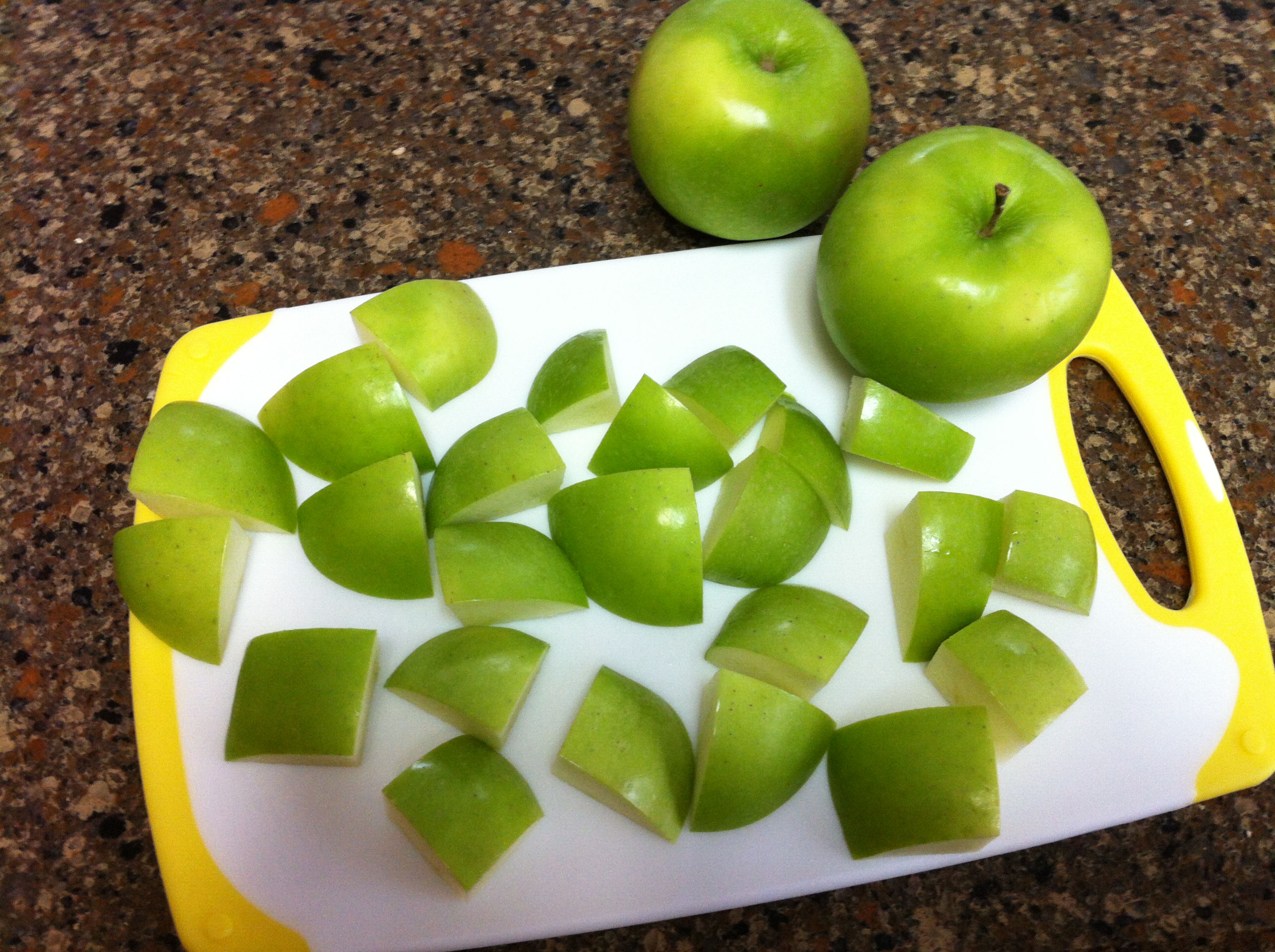 Яблоки при панкреатите рецепт. Нарезанные яблоки. Яблоки нарезанные ломтиками. Яблоко зеленое разрезанное. Кусочек яблока.